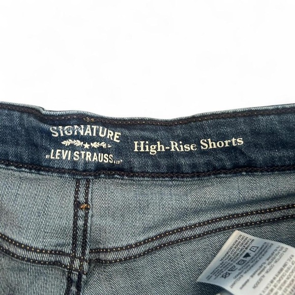 Levi high rise Jean shorts size 8/29 EUC cut off denim - Picture 7 of 8